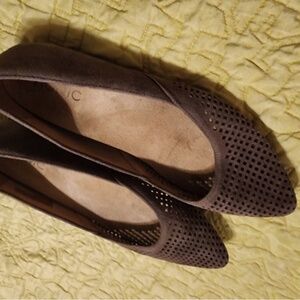 Women's Vionic Shoes Size 7.5 Flats Taupe Tan Pointy Toe.